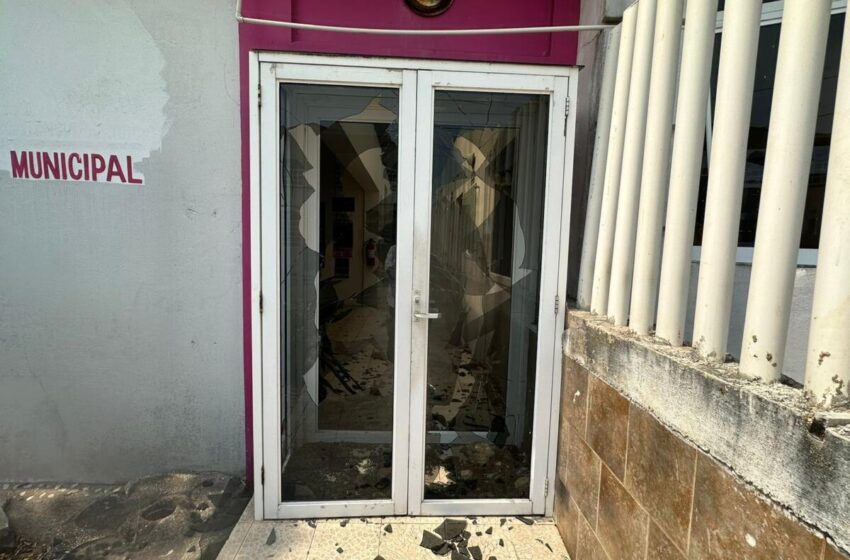  Mujer furiosa arroja piedras contra el DIF de Coatza