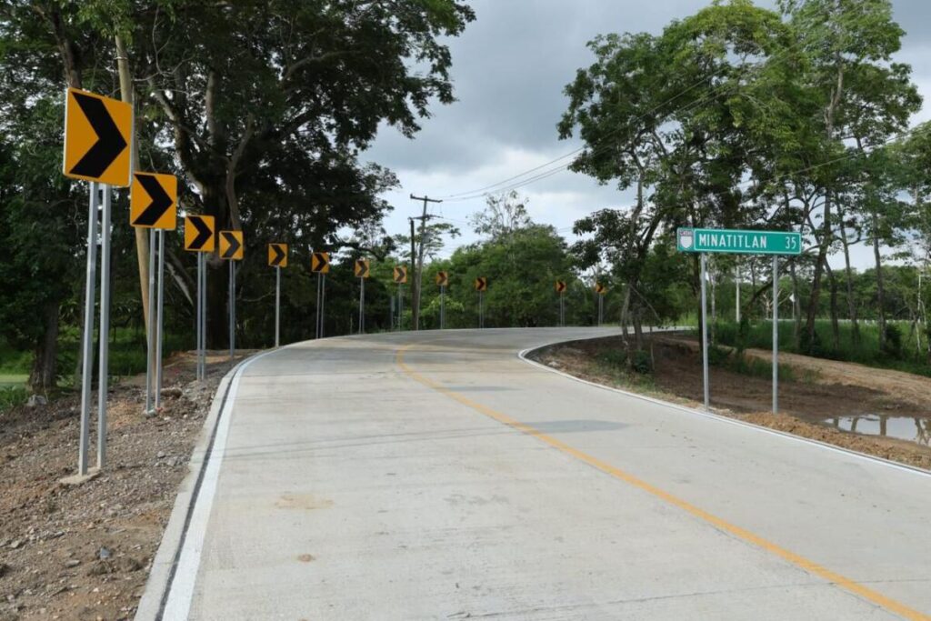 Hidalgotitlan Minatitlán e Hidalgotitlán estrenan camino y es de concreto – Enrique ...