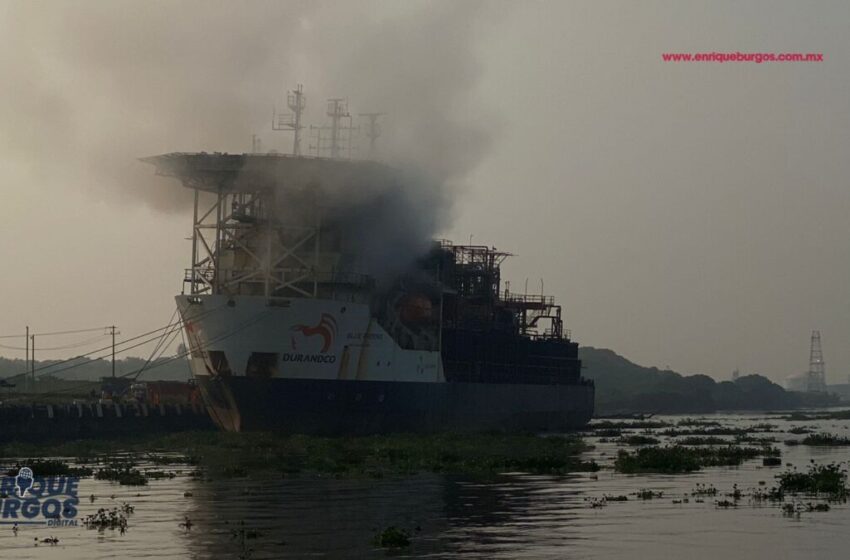  Se prende barco en Villa Allende, remolcadores intentaron apagar el fuego