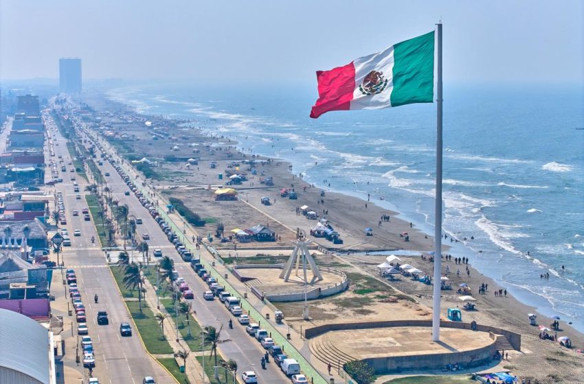  Cientos de familias disfrutan de las playas de Coatzacoalcos
