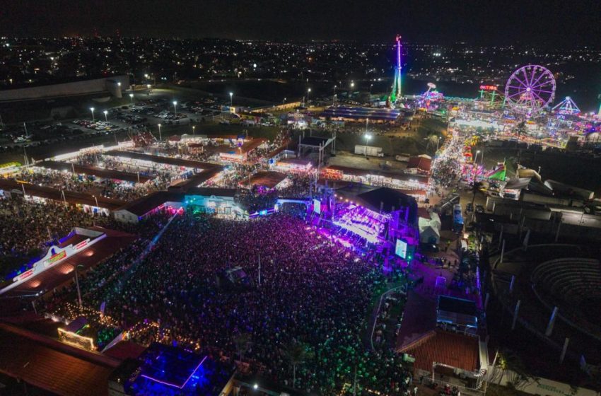  ¡Una locura! Edwin Luna y la Trakalosa de Monterrey abarrotan el Teatro del Pueblo de la Expo Feria Coatza 2026