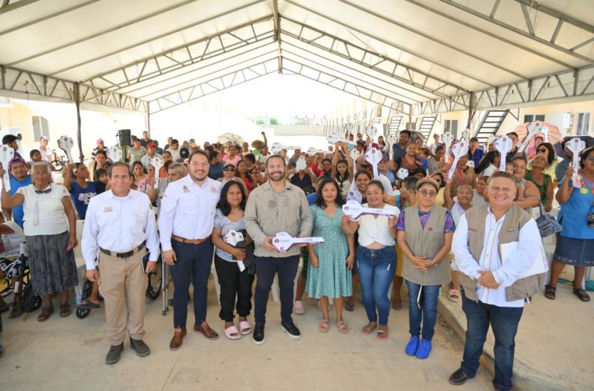  “Estamos aquí para formar hogares”: Entregan viviendas y escrituras a familias reubicadas en Coatzacoalcos