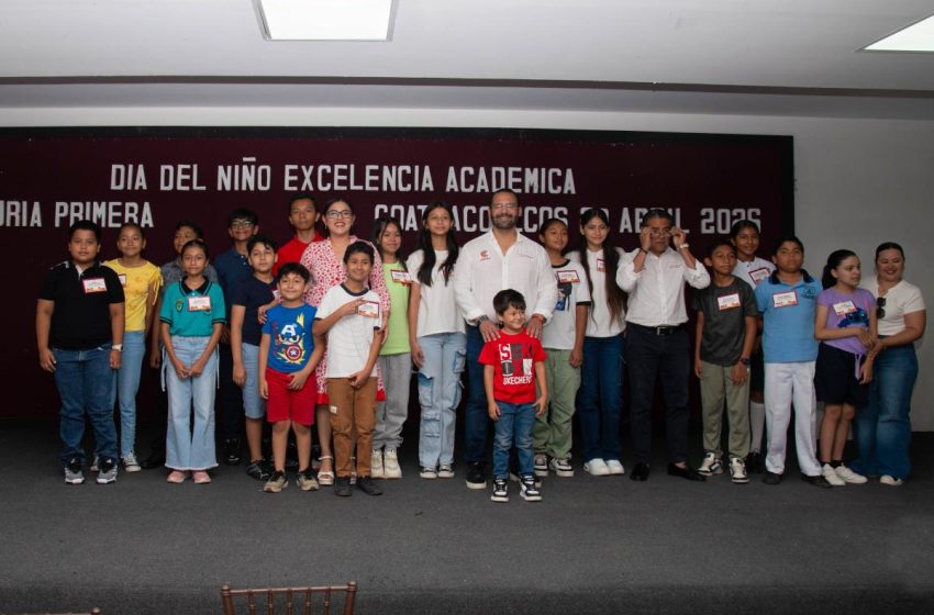  “Todo lo que se pongan en la cabeza, todo lo pueden lograr”: alcalde celebra a niños destacados en Coatzacoalcos