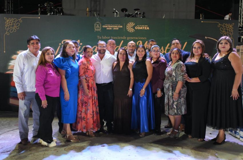  Reconoce Gobierno de Coatzacoalcos a más de 4 mil docentes en emotiva celebración del Día del Maestro