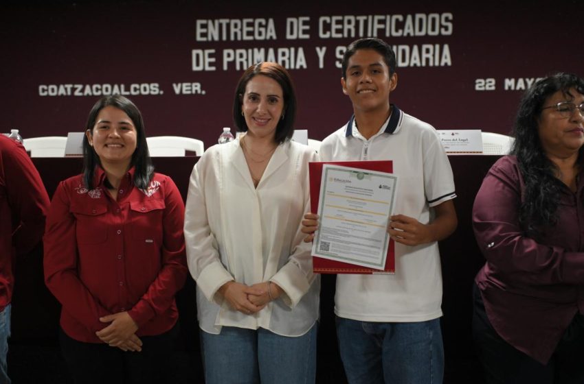  Nunca es tarde para aprender: 115 porteños reciben certificados de primaria y secundaria