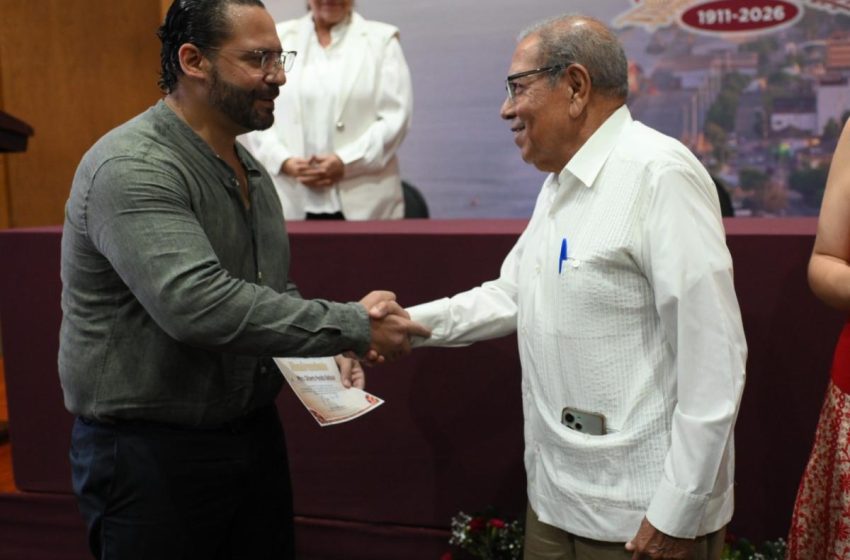  Tiene Coatzacoalcos nuevo Cronista de la Ciudad: nombran al profesor Gilberto Peralta Baltazar