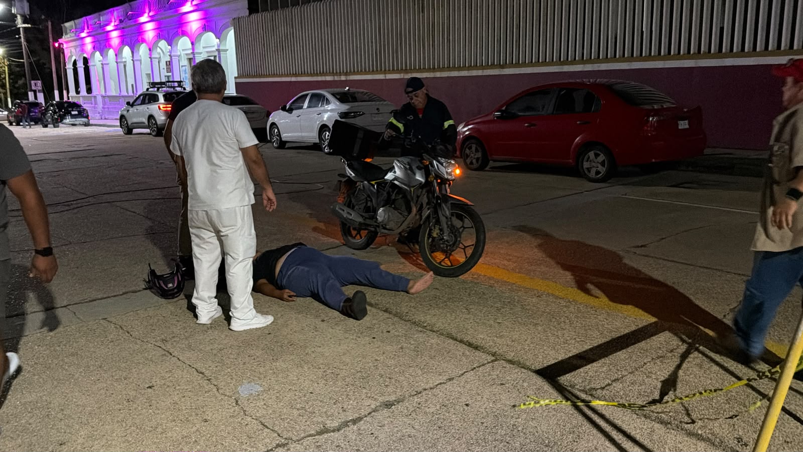 Cable colgado lesiona del cuello a repartidora de comida, en Coatzacoalcos   